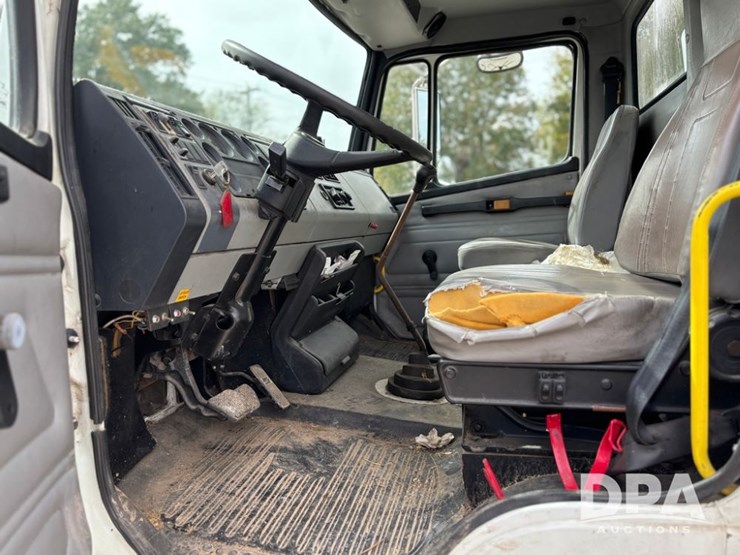 2000-freightliner-fl70-image-46