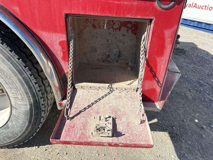 2019-freightliner-day-cab-image-19