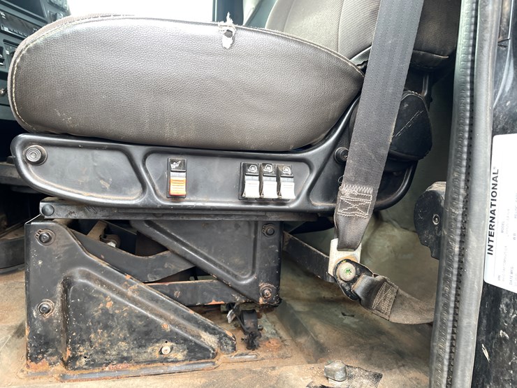 #1002-•-2021-international-semi-tractor-(has-mi-title)-image-35