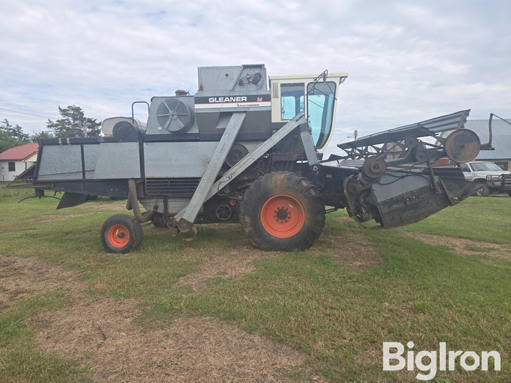 1976-gleaner-m-image-4