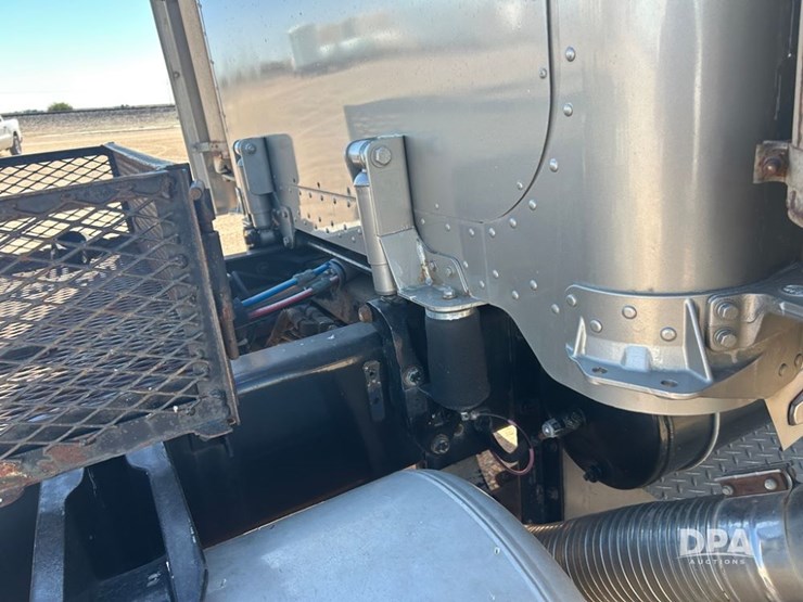 2004-peterbilt-379-image-27
