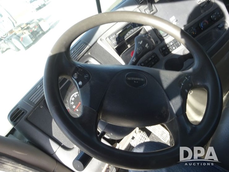 2018-freightliner-cascadia-day-cab-truck-(pz13986,-unit-405)-image-88