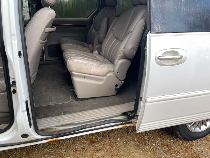1999-chrysler-town-&-country-image-57