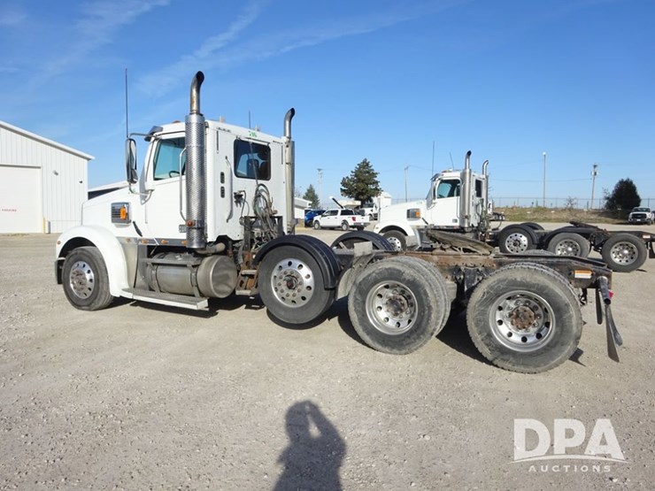 2016-freightliner-coronado-day-cab-glider-truck-(pz13983,-unit-716)-image-34