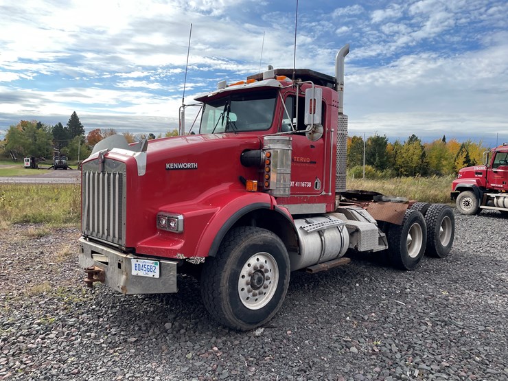 #1001-•-2004-kenworth-semi-tractor-(has-mi-title)-image-1