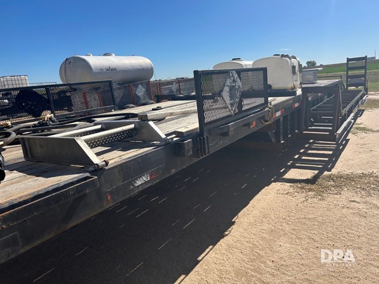 2012-neville-trailer-image-4