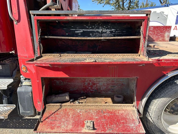 2019-freightliner-day-cab-image-18