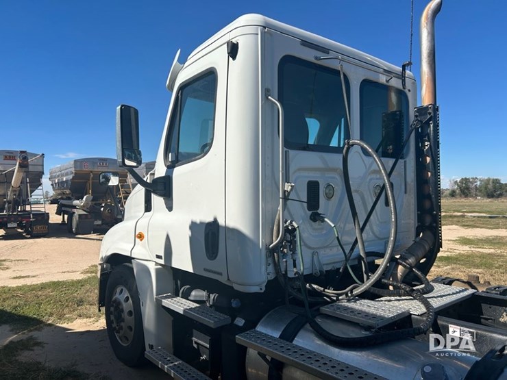 2012-freightliner-cascadia-truck-(cp1182-unit-517)-image-4