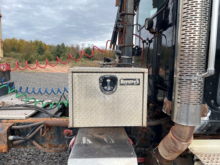 #1002-•-2021-international-semi-tractor-(has-mi-title)-image-17