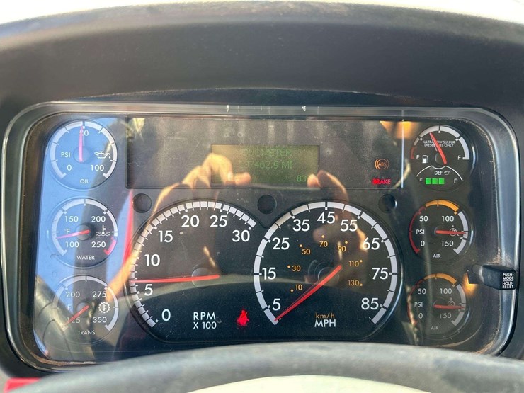 2019-freightliner-day-cab-image-12