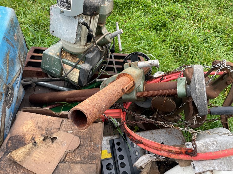 #8125-•-pallet-of-misc-image-21