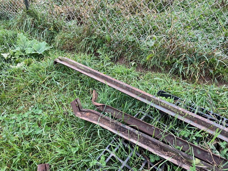 #9605-•-pile-of-steel-supports-image-4