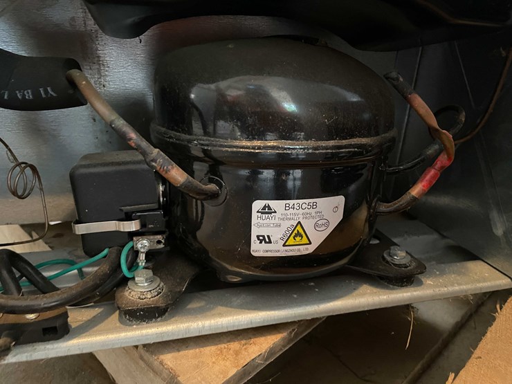 #6621-•-mini-fridge-image-14