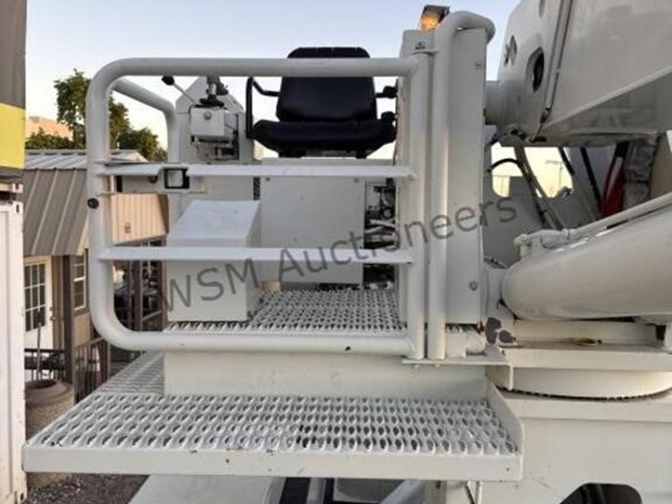 2012-freightliner-m2-106-image-25