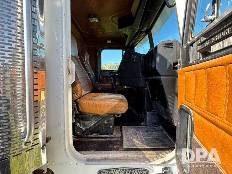 1993-freightliner-fld120-image-79