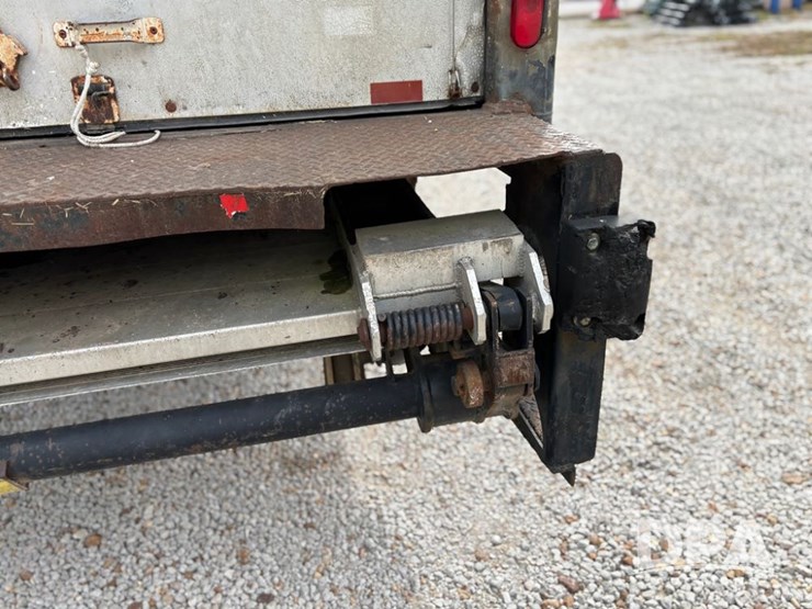 2000-freightliner-fl70-image-33