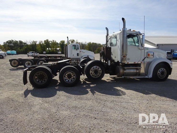 2017-freightliner-coronado-day-cab-glider-truck-(pz13993,-unit-725)-image-17