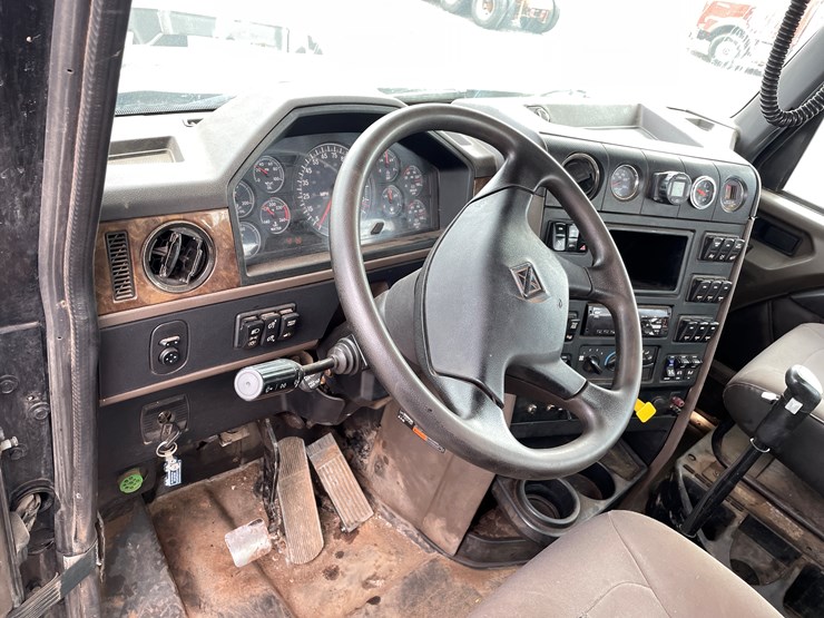#1002-•-2021-international-semi-tractor-(has-mi-title)-image-26