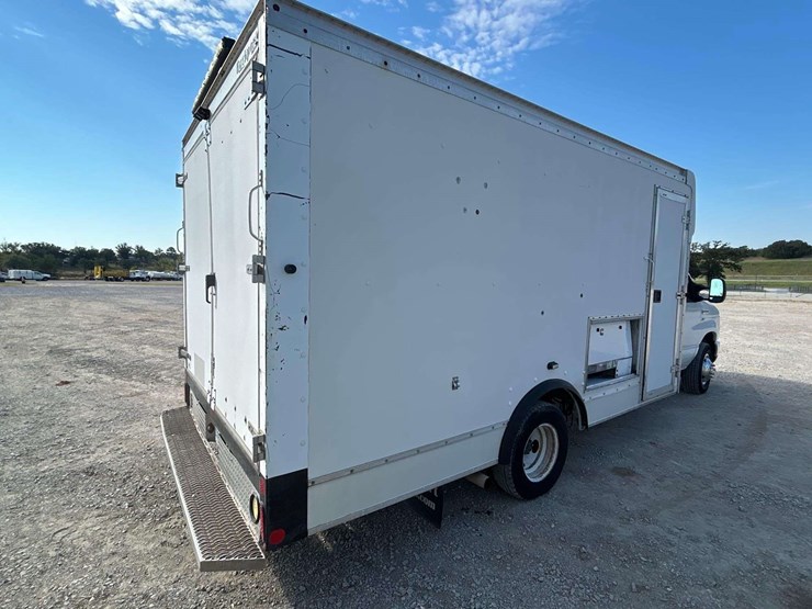 2015-ford-e350-image-3