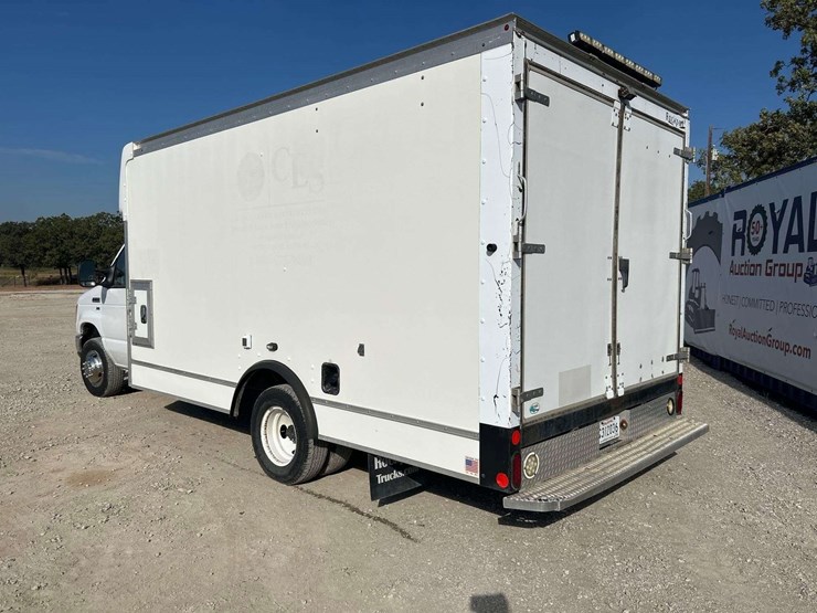 2015-ford-e350-image-2