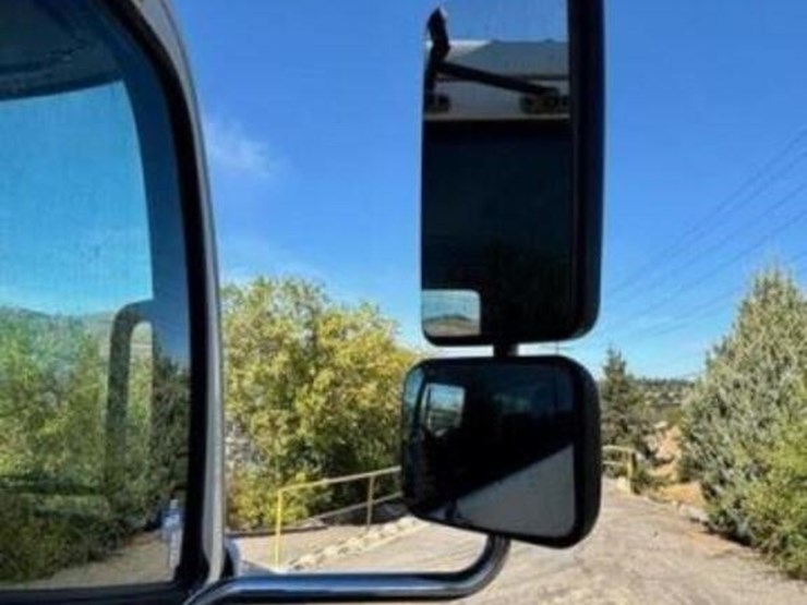 2010-hino-258-image-32