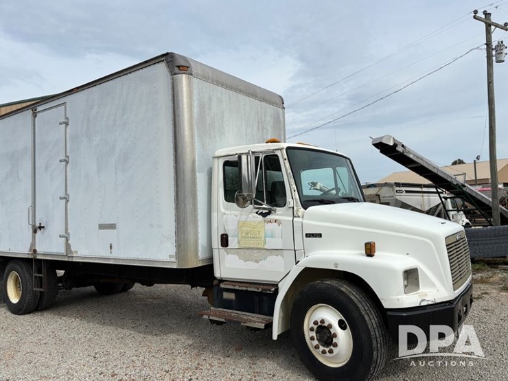 2000-freightliner-fl70-image-13