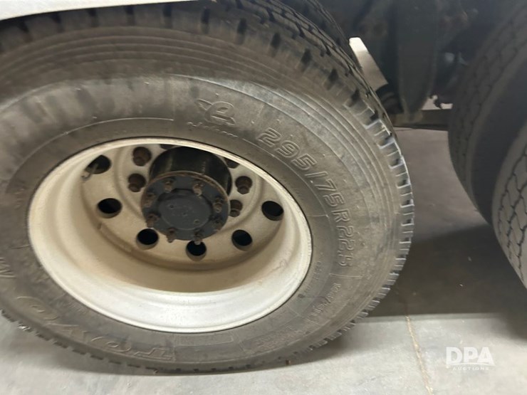 1999-freightliner-fld120-image-17