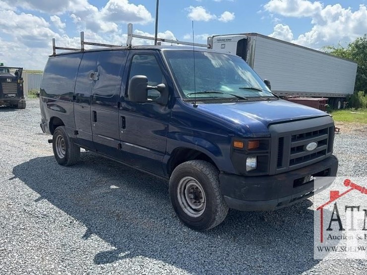 2011-ford-e350-image-2