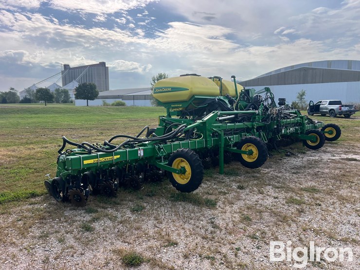 2019-john-deere-1725-image-3