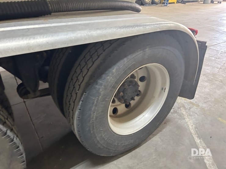 1999-freightliner-fld120-image-18