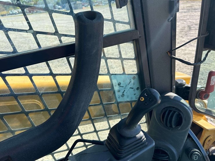 2020-caterpillar-259d3-image-12