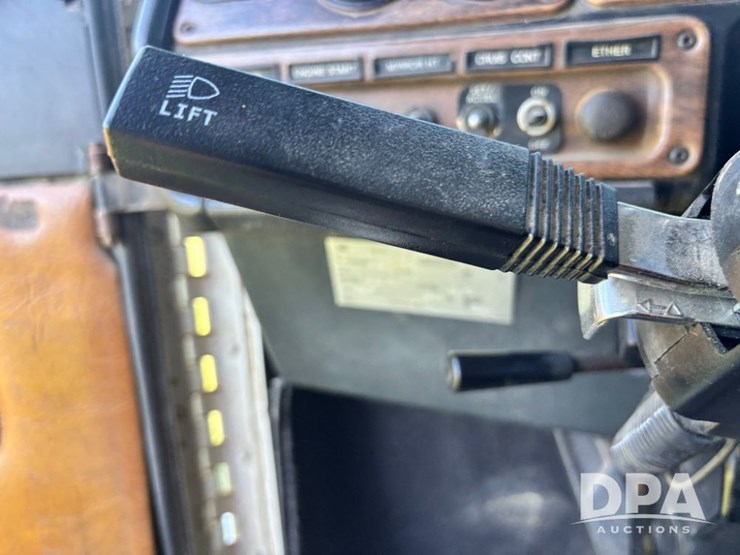 1993-freightliner-fld120-image-93