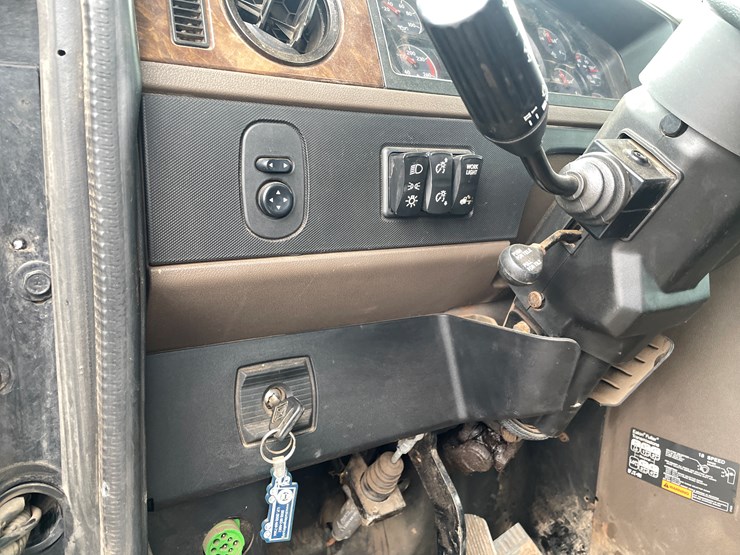 #1002-•-2021-international-semi-tractor-(has-mi-title)-image-34