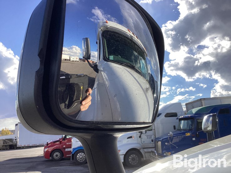 2013-freightliner-cascadia-125-image-15