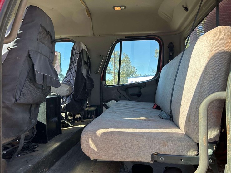 2019-freightliner-day-cab-image-17