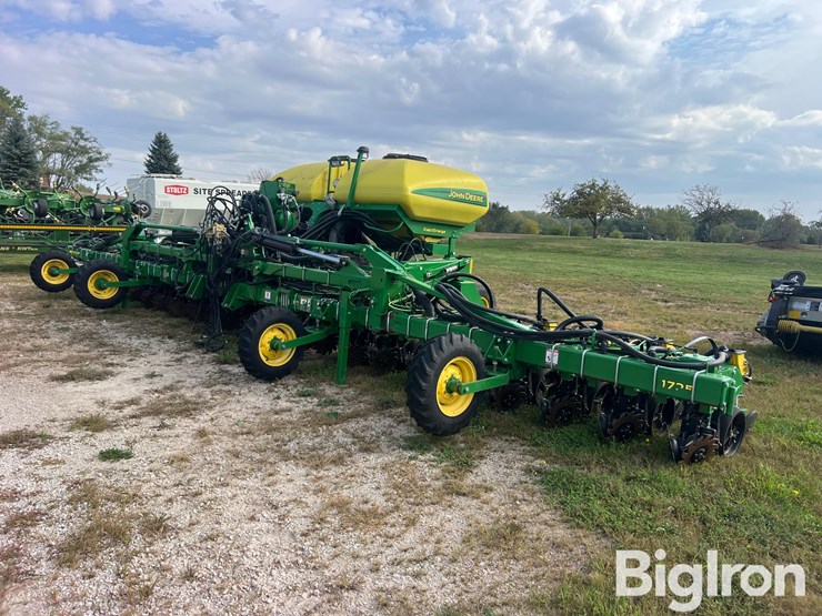 2019-john-deere-1725-image-1
