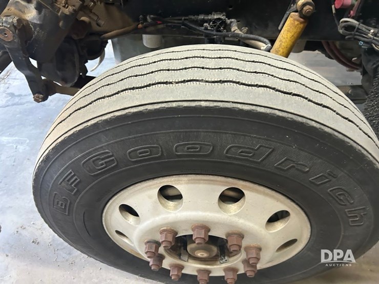 1999-freightliner-fld120-image-13