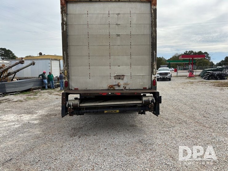 2000-freightliner-fl70-image-8