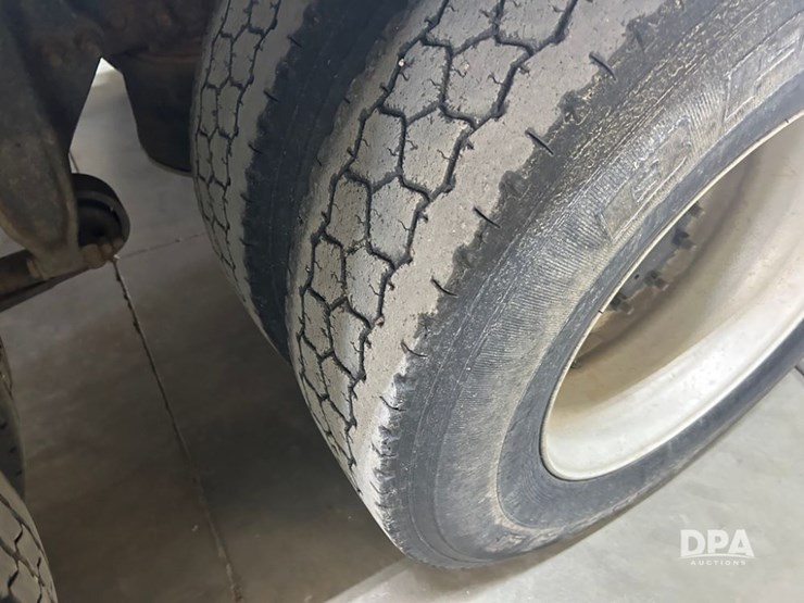 1999-freightliner-fld120-image-21