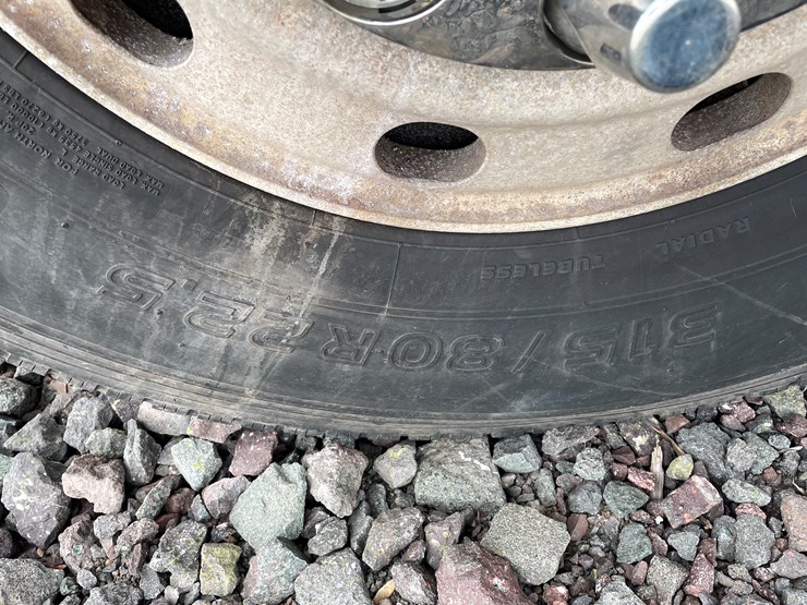 #1002-•-2021-international-semi-tractor-(has-mi-title)-image-61