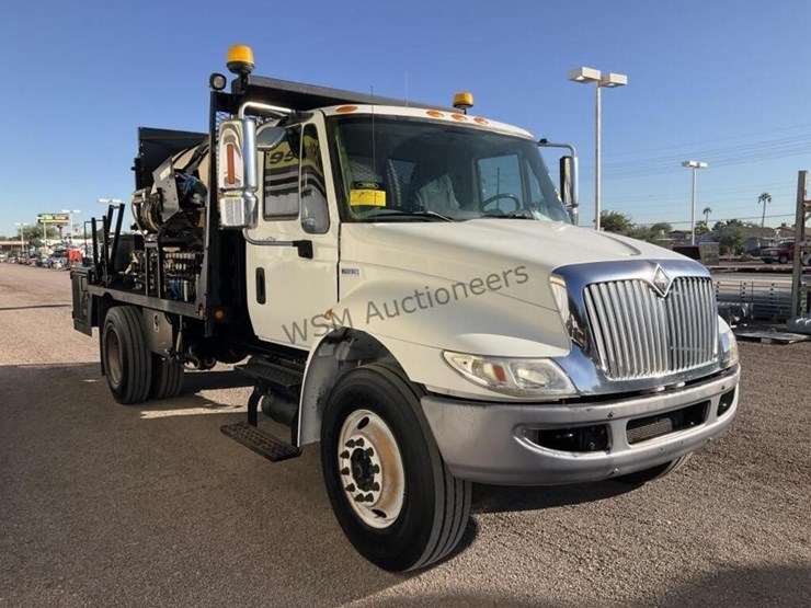 2014-international-4300lp-spray-truck-image-4