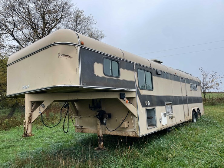 #8044-•-1986-3-horse-gooseneck-camper-trailer-(no-title)-image-1