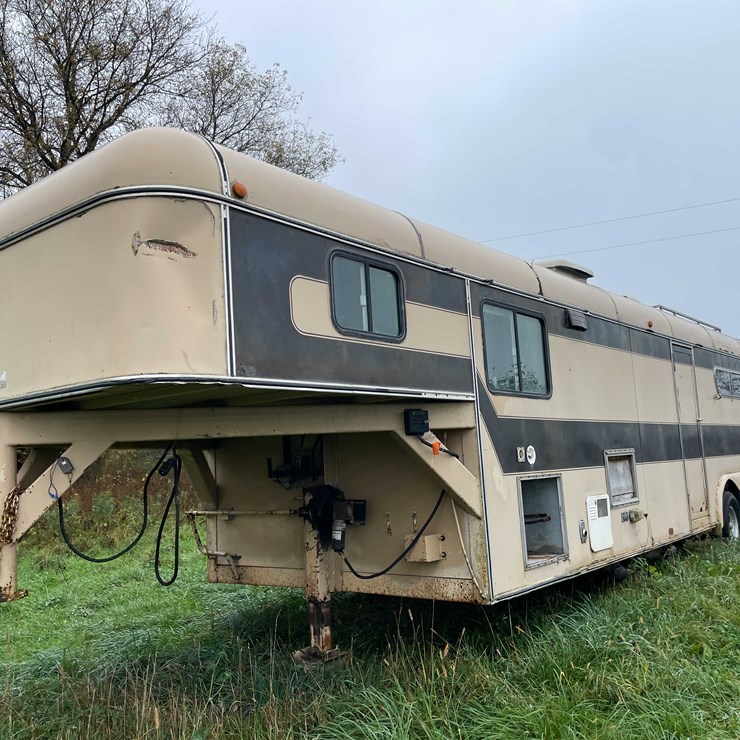 #8044 • 1986 3 Horse Gooseneck Camper Trailer (No Title)