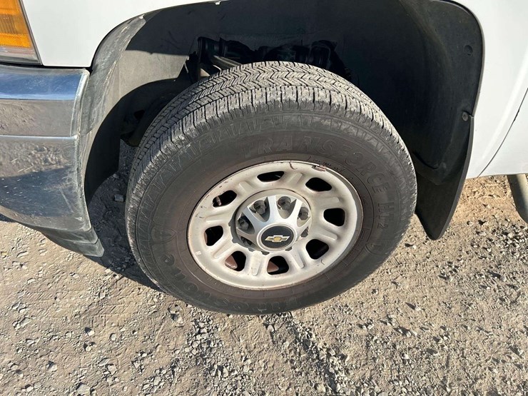 2013-chevrolet-silverado-3500hd-image-26