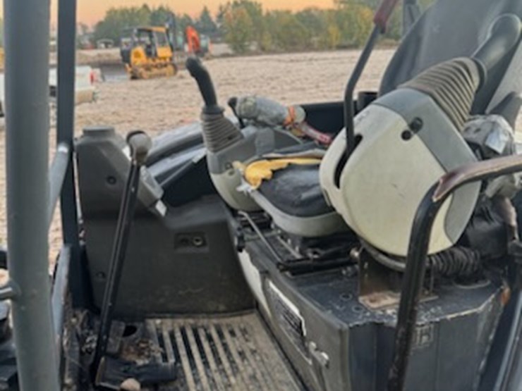 2013-hitachi-zx50u-image-11