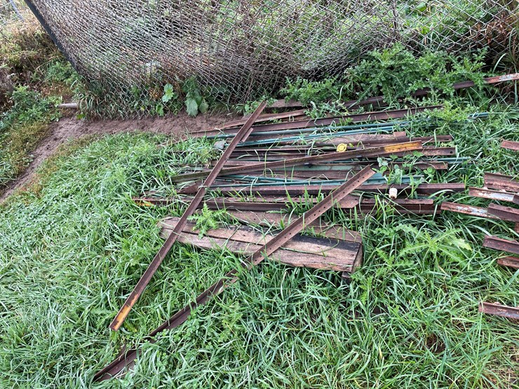 #9609-•-(2)-pallets-steel-t-posts-image-5