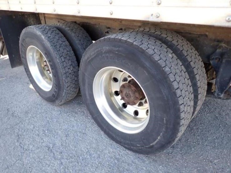 2014-freightliner-business-class-m2-106-image-63