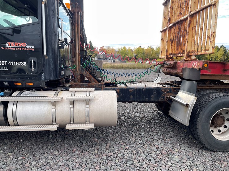 #1002-•-2021-international-semi-tractor-(has-mi-title)-image-6