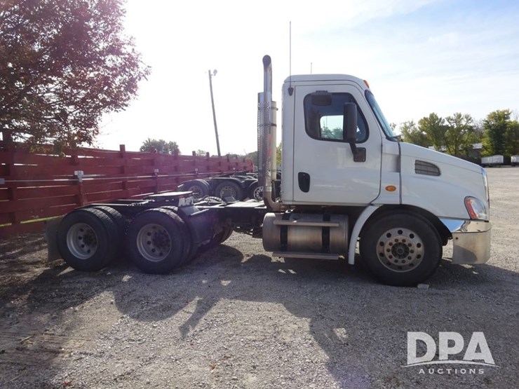 2018-freightliner-cascadia-day-cab-truck-(pz13986,-unit-405)-image-13