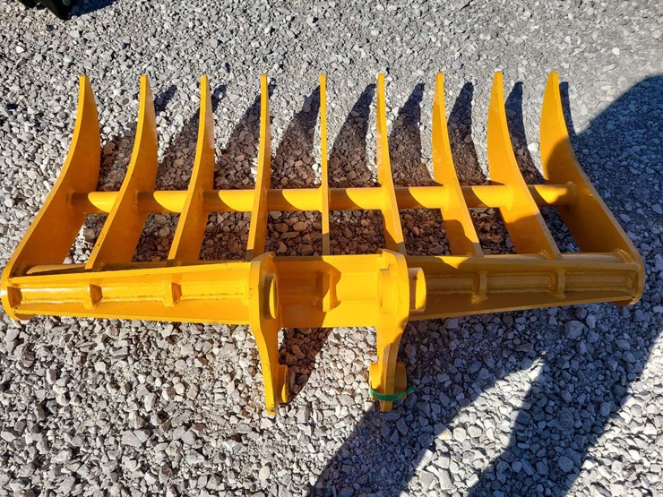 cat-305-dense-teeth-rake.-44"-wide.-image-2